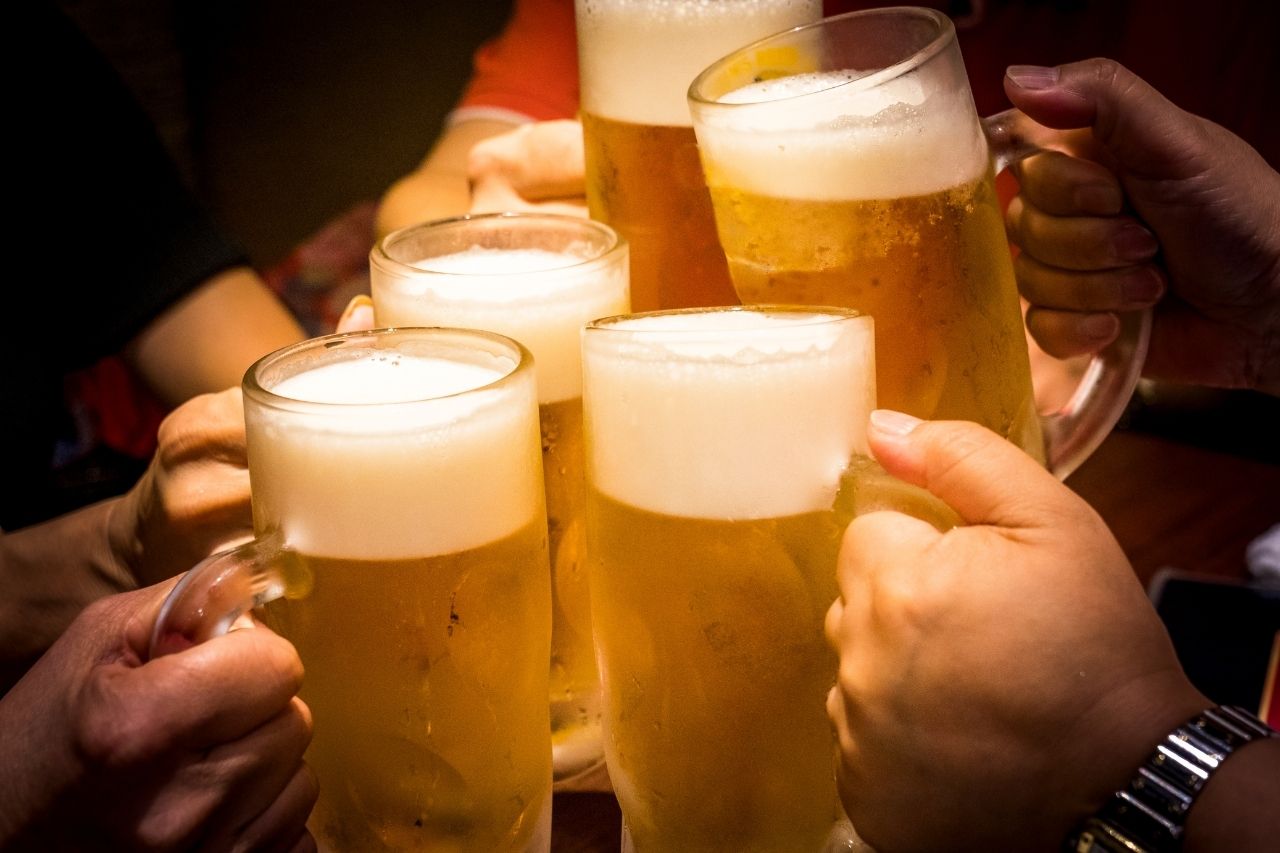 Coors vs. Budweiser What Makes These Two Beers Different?