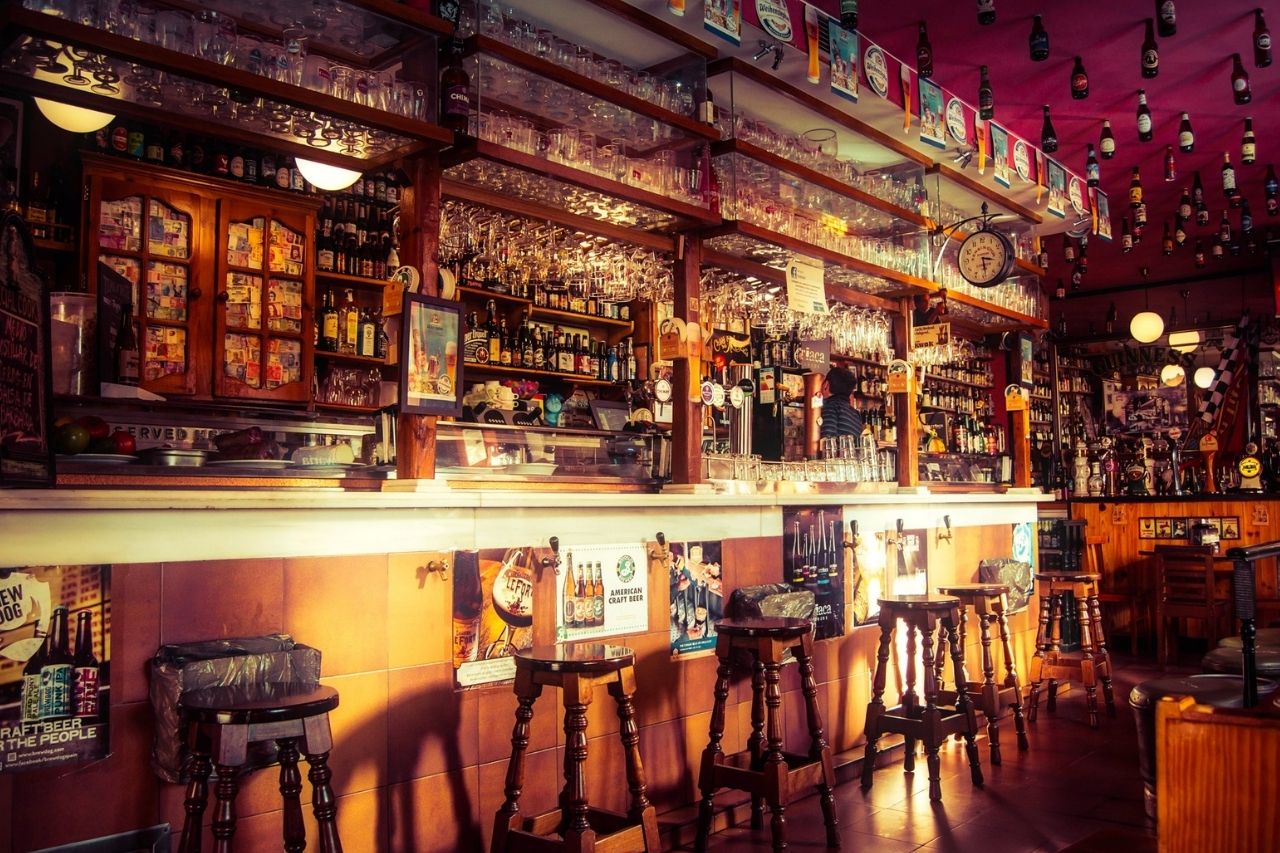 How To Order Beer at a Bar Doing It Like a Pro With No Fear